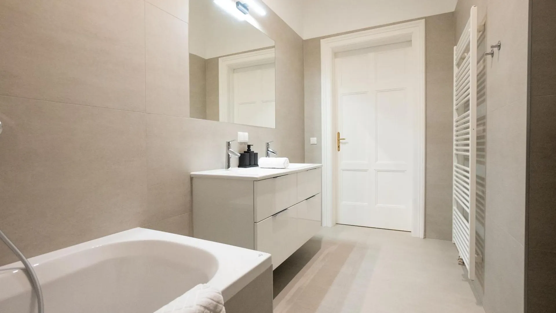 Chic 180M 3Br Apt Near Parliament, Self Check-In Vienna 0*,